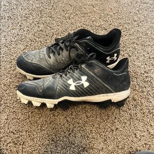 Under Armour Men's Gray and Black Athletic Cleats